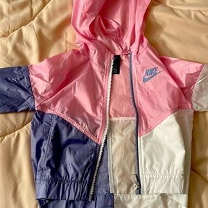 Never worn Nike windbreaker jacket. (Took the tags off)